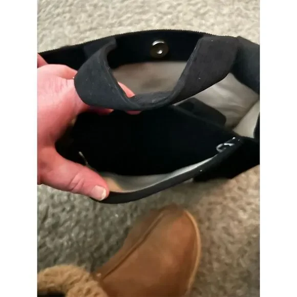 Uerruam Women's Black Corduroy Tote Bag with Adjustable Strap - Picture 7 of 7